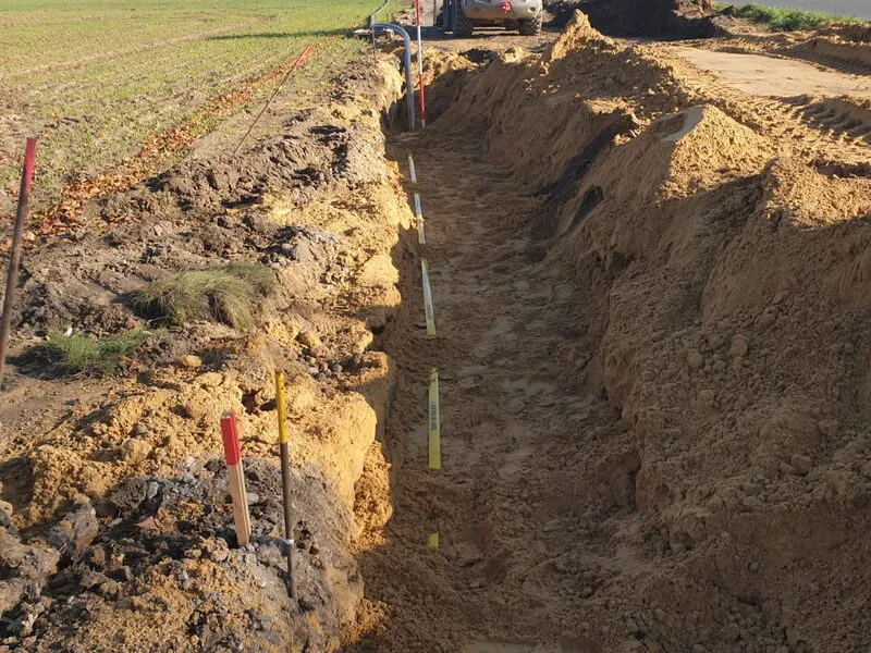 Ausgehobene Trasse für den Radweg entlang eines Feldes