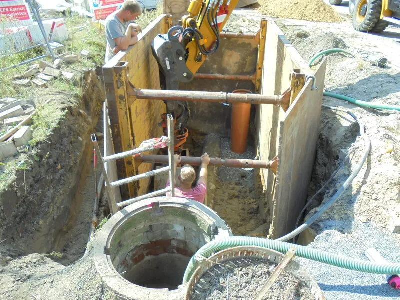 Schacht im Verbau, Mitarbeiter im Graben