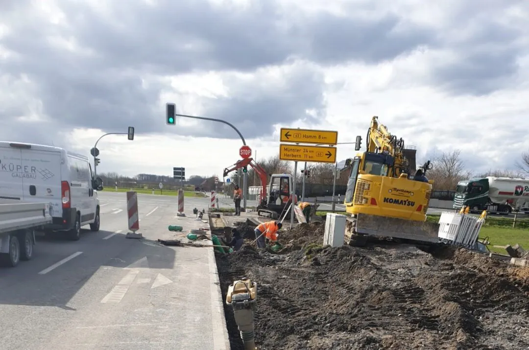 Bagger an der Kreuzung der L671 mit Verkehrssicherung