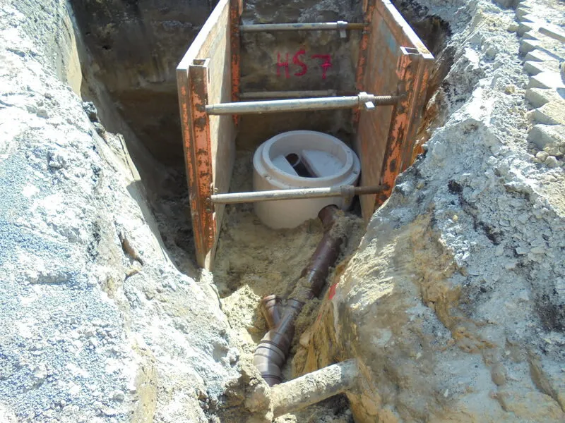 Kanalrohr im tiefen Graben mit Verbau
