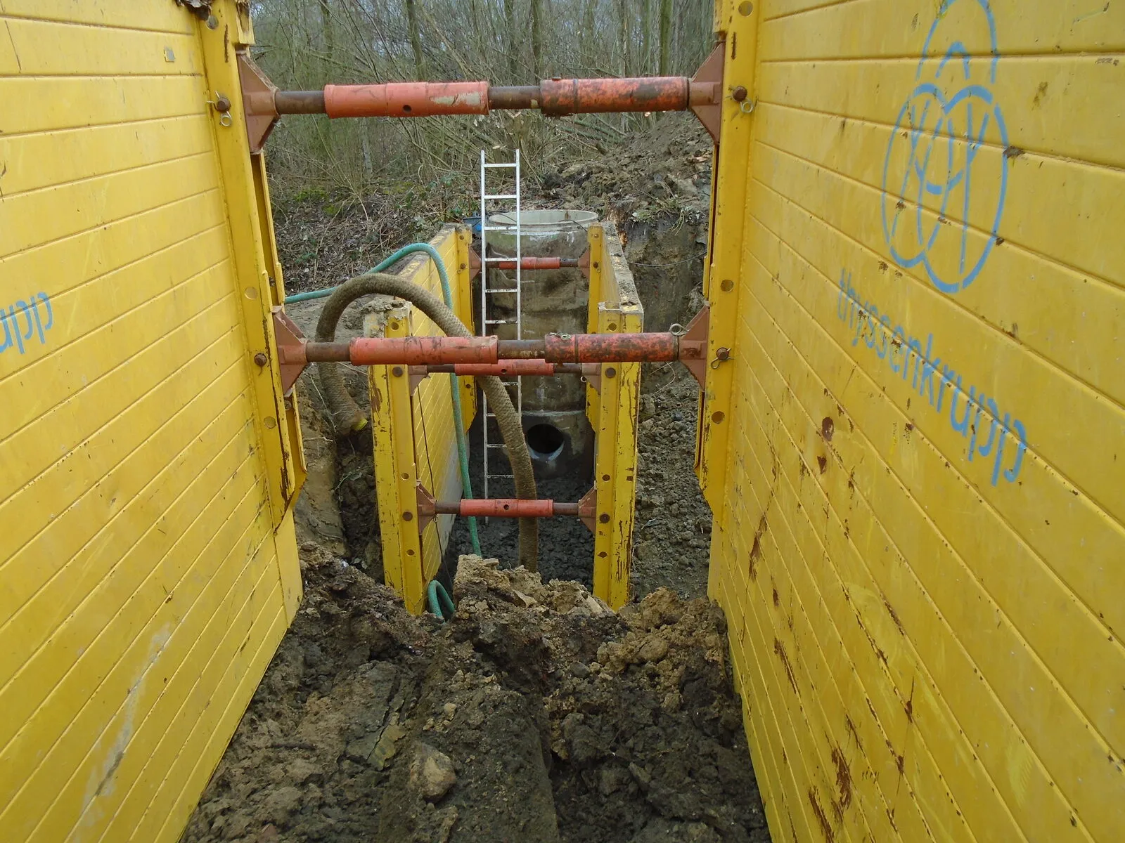 Gelber Verbau im Rohrgraben für den Regenwasserkanal