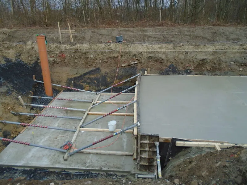 Betonbauwerk des Regenklärbeckens mit Bewehrung