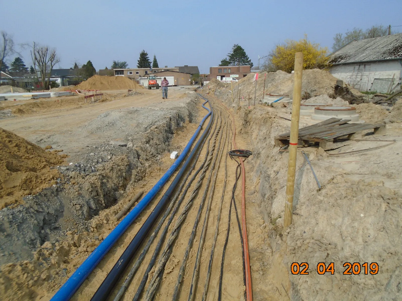 Parallel verlegte Versorgungsleitungen im Graben im Neubaugebiet Petersheide, Münster-Wolbeck