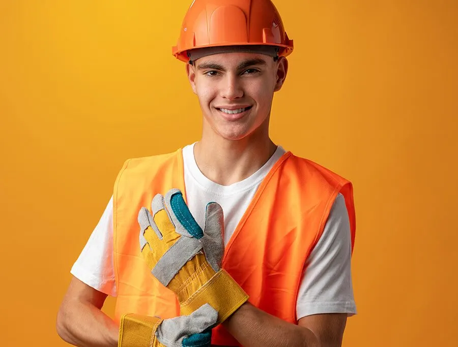 Junger Mann mit orangem Schutzhelm und Warnweste
