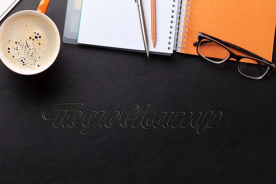 Schreibtisch mit Notizblock, Kaffee und Tegelkamp-Schriftzug