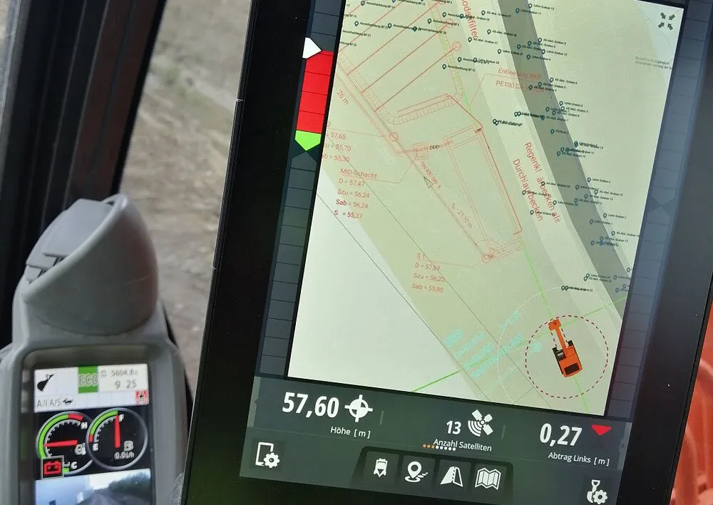 Display der GPS-Maschinensteuerung im Bagger mit Planlinien