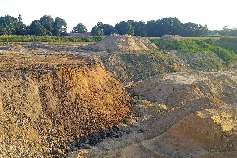Sandabbau mit hellen Sandschichten
