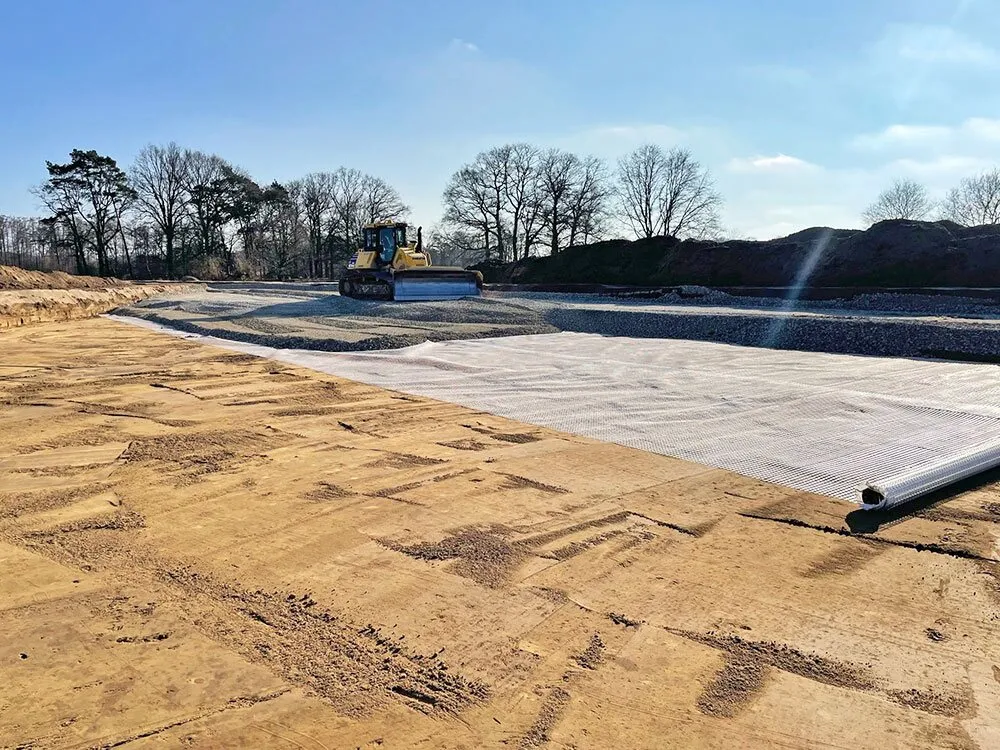 Planierte Fläche einer Baustelle mit Raupe
