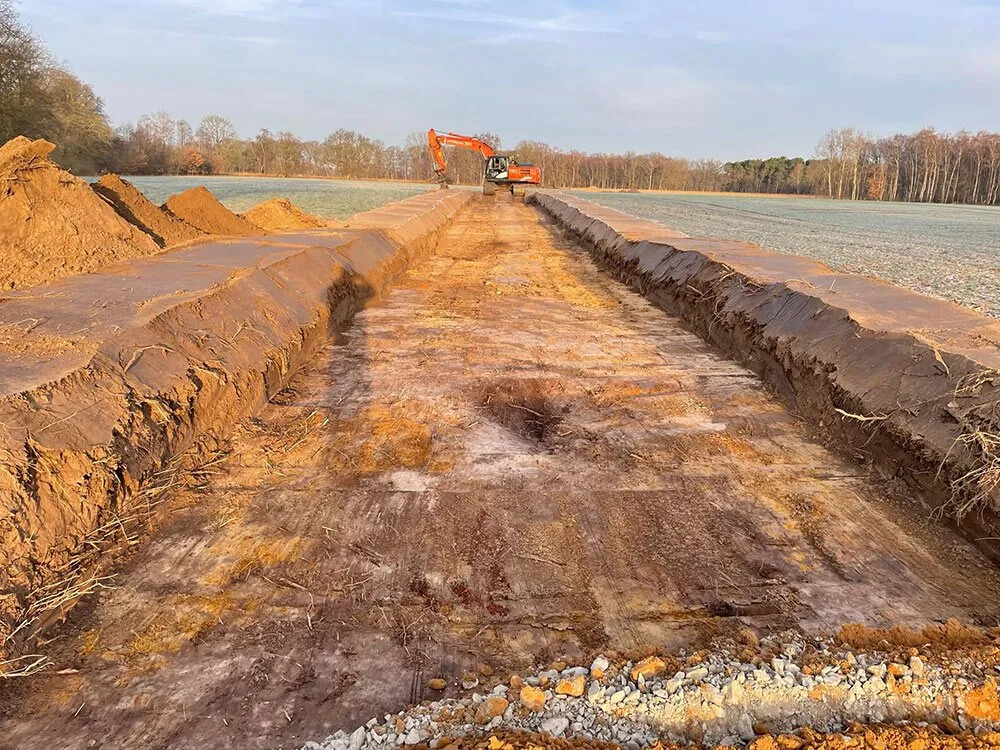 Langer ausgehobener Graben auf einem Feld
